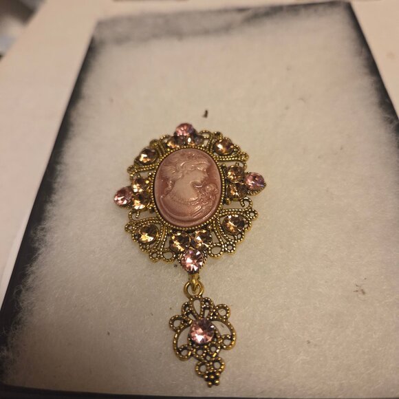 cameo Brooch - Picture 1 of 3